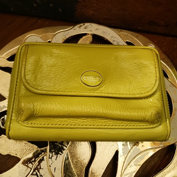 👛👜Coach wristlet - chartreuse in color  7 Parts Wallet,Patent Leather,Gift.🎁 - Picture 13 of 16